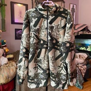 Vintage camo brand oak leaf fleece zip up size L can fit up to XL